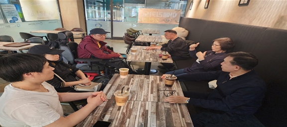 이상진 씨와 화성동탄장애인자립생활센터, 화성장애인야학 관계자의 회의 모습. ©박선우