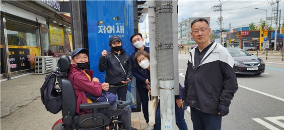이상진 씨와 화성동탄장애인자립생활센터, 화성장애인야학 등이 병점역 앞 저상버스 전수조사를 함께 했다. ©박선우