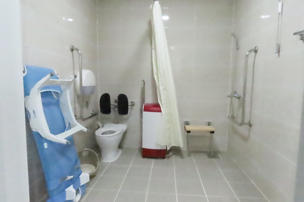 대전세종충남·넥슨후원 공공어린이재활병원 3-4층 샤워를 할 수 있는 목욕실에는 샤워기는 물론 목욕용 침대 이동식 카드도 설치됐다. ©박종태
