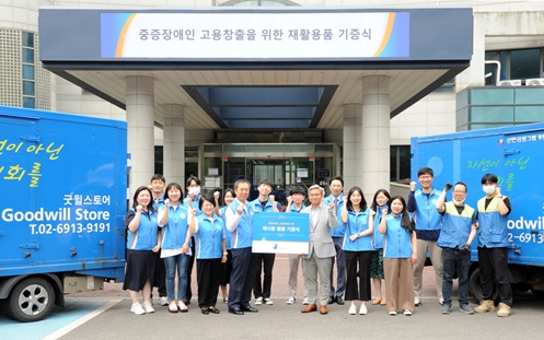 한국장애인공단 김환궁 이사(사진 중앙 왼쪽)과 굿윌스토어 박경호 원장(사진 중앙 오른쪽)이 디딤도리 봉사단과 함께 물품 기증 기념촬영을 하고 있다. ©한국장애인고용공단