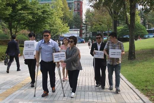 2017년 7월 7일 정보격차해소운동본부 소속 시각장애인들이 서울지방법원에 소장을 제출하러 가고 있다. ⓒ에이블뉴스DB