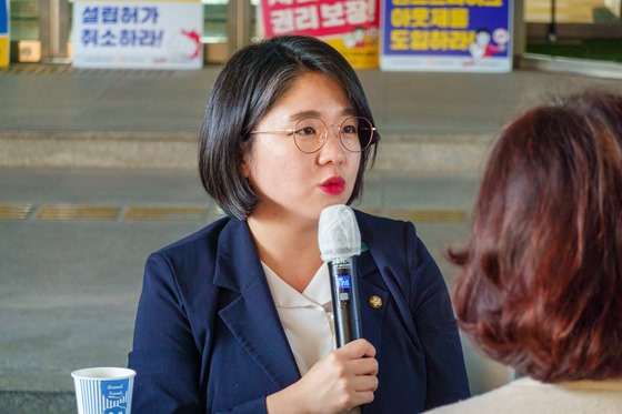 기본소득당 용혜인 의원은 지난 9일 오후 4시 기본소득당 신원호 대구시장 위원장과 함께 달성군청 앞 농성장에서 420장애인차별철폐대구투쟁연대와 간담회를 진행했다. ⓒ용혜인 의원실