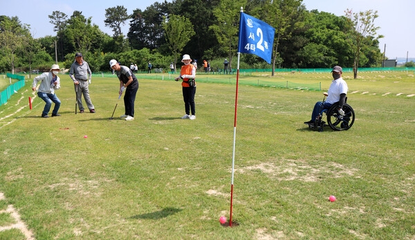 9일 익산 북부권어울림파크골프장에서 열린 제2회 전국어울림생활체육대축전 파크골프종목 참가자들의 경기모습. ⓒ대한장애인체육회