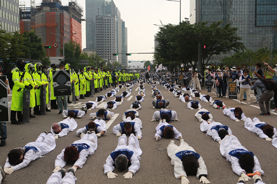 16일 발달장애인 부모 600여 명이 서울 용산역 앞 잔디광장 도로에서 용산 대통령 집무실을 향해 오체투지를 했다. ⓒ에이블뉴스