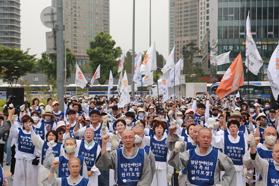 '발달장애인 전 생애 권리기반 지원체계 구축 촉구 육백인의 오체투지' 현장에 참여한 발달장애인 부모와 조계종사회노동위원회 스님들. ⓒ에이블뉴스