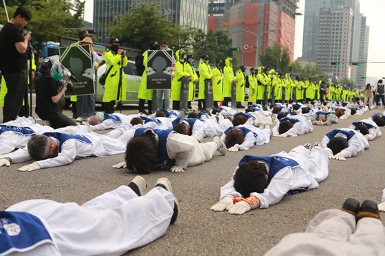 16일 발달장애인 부모 600여 명이 서울 용산역 앞 잔디광장 도로에서 용산 대통령 집무실을 향해 오체투지를 했다. ⓒ에이블뉴스