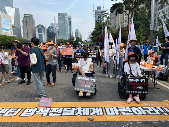 한국장애인자립생활센터총연합회는 19일 오후 2시 서울 여의도에서 '법적지위 보장! 장애인복지법 개정 촉구 전국 궐기대회'를 개최했다