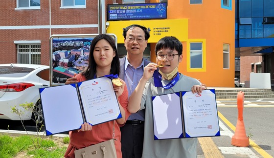 데이터입력 직종 금상 수상자 조민상(오른쪽) 군과, 은상 수상자 박혜진(왼쪽) 양이 류규열 한국장애인고용공단 경북지사장(가운데)과 함께 기념촬영을 하고 있다. ⓒ한국장애인고용공단 경북발달장애인훈련센터