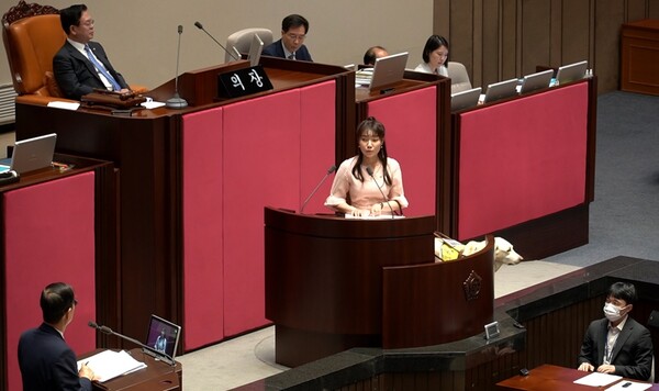 ’국민의힘‘ 김예지 의원의 지난 6월 14일 국회 교육·사회·문화 분야 대정부질문 모습. ©김예지의원실