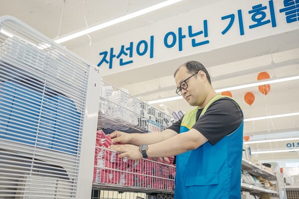 굿윌스토어 밀알성남단대오거리점에서 일하는 직원 송해석 씨가 판매 물건을 정리하고 있다. ©밀알복지재단