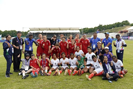 '2023 베를린 스페셜올림픽 세계하계대회' 여자축구 대표팀이 인도와 경기를 마친 뒤 함께 단체 사진을 촬영하고 있다.ⓒ스페셜올림픽코리아