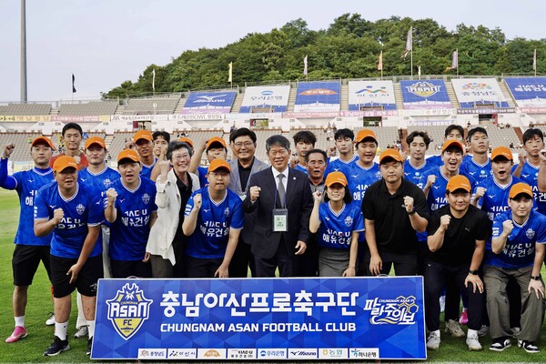 지난 10일 이순신종합경기장에서 진행된 충남아산FC 통합축구단 창단식에 참석한 이용훈 스페셜올림픽코리아 회장(가운데)이 충남아산FC 통합축구단 선수 및 관계자와 단체 사진을 촬영하고 있다. ©스페셜올림픽코리아