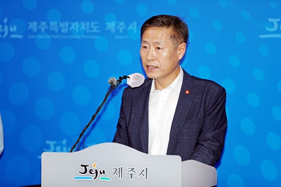 지난 12일 ‘사랑의 집’ 시설폐쇄 행정처분에 대해 브리핑하는 안우진 제주시 부시장. ⓒ제주시