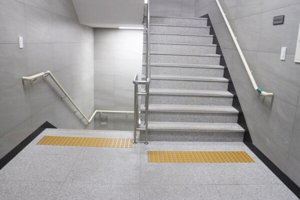 북한산국립공원사무소 내부 계단 양쪽에는 시각장애인이 손끝으로 만져 층수를 알 수 있는 점지표지판이 부착된 손잡이, 계단 입구 바닥에 점자블록도 설치돼 있어 문제가 없다. ©박종태