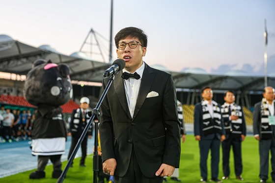 지난 6월 11일 성남FC-서울이랜드FC와의 경기에서 성남FC 초청으로 애국가 제창 중인 박모세 밀알복지재단 홍보대사. ⓒ밀알복지재단