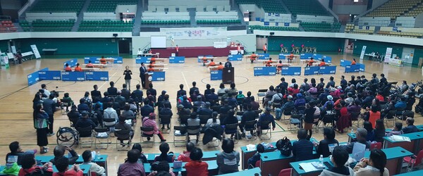 배리어프리 스포츠 대회에 참가한 선수들과 경기를 진행하는 필자. ©김최환
