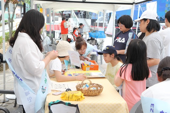 태백장애인종합복지관은 지난 30일 황지연못 문화광장에서 열리는 한강 낙동강 발원지 축제 태백 선선 페스티벌에서 지역주민을 대상으로 장애인식개선 캠페인을 진행했다. ⓒ태백장애인종합복지관