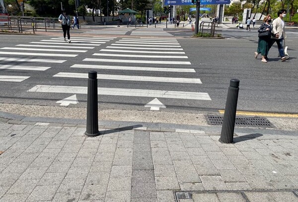 볼라드가 설치됐으나 점자블록이 설치되 있지 않다. ⓒ한국장애인재활협회