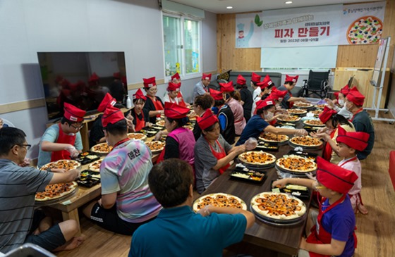 충남장애인가족지원센터는 지난 3일 센터 미설치지역에서 가족 지원 프로그램인 ‘함께 Cook 피자만들기’를 실시했다. ⓒ충남장애인가족지원센터