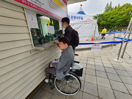 휠체어 장애인 이용이 어려운 ‘고양국제꽃박람회’ 꽃배 선착장 매표소. ⓒ일산장애인자립생활센터