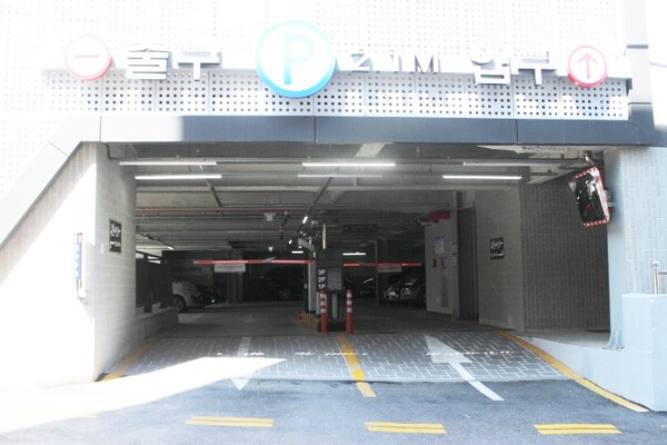 미추홀구 용현3동 제2노외주차장 차량 진입로 및 보행통로가 구분돼 마련됐다. ©박종태