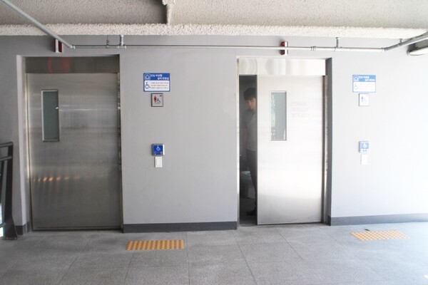 미추홀구 용현3동 제2노외주차장 1층 남녀장애인화장실 입구 벽면에는 남녀비장애인화장실이 없어 시각장애인이 이용할 수 있기 때문에 손끝으로 만져 성별을 알 수 있는 점자표지판, 앞바닥에 점자블록이 설치됐다. 출입문은 손이 불편하거나 휠체어를 사용하는 장애인이 이용하기 편한 터치식자동문이다. ©박종태