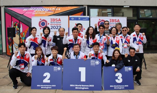 대한민국 국가대표 선수단은 ‘2023 버밍엄 IBSA 세계시각장애인경기대회’ 볼링에서 금메달 5개, 은메달 3개, 동메달 2개를 획득했다. 사진은 볼링 시상식 뒤 기념촬영 모습. ©한국시각장애인스포츠연맹