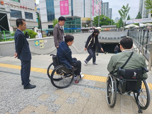 장애인의 접근성 보장을 위한 주엽커뮤니티센터 현장점검 모습. ©일산장애인자립생활센터