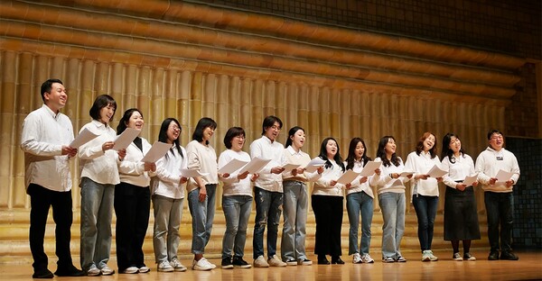 ‘한 걸음’을 부르고 있는 밀알학교 선생님들. ©밀알복지재단