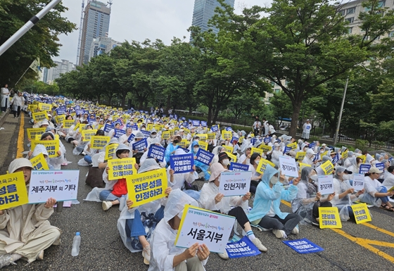 전국장애영유아교사회 등 6개 단체는 지난 30일 오후 2시 국회의사당역 앞에서 ‘전국 장애영유아교사 결의 대회’를 개최했다. ⓒ전국장애영유아교사회