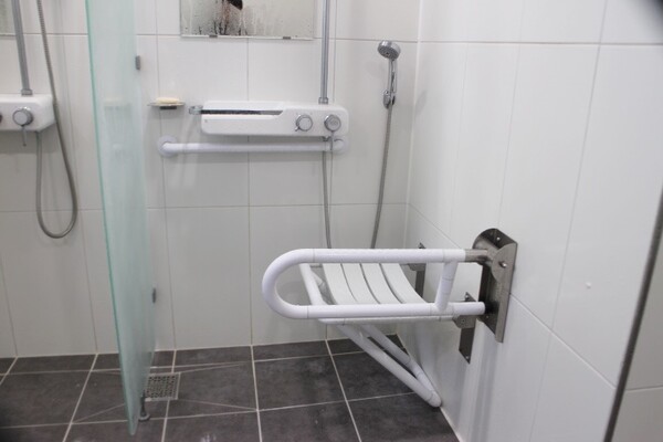 임실군 관촌면체육문화센터 2층 남녀 샤워실의 샤워기 걸이는 휠체어를 사용하는 장애인도 이용할 수 있는 위치에 설치됐을 뿐만 아니라 벽면에 옮겨 앉을 수 있는 샤워용 의자도 마련됐다. Ⓒ박종태