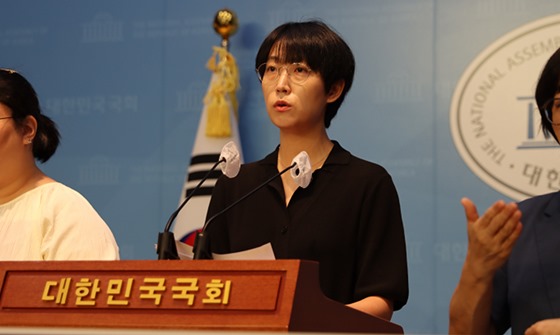 6일 오전 11시 국회 소통관에서 개최된 ‘UN 탈시설가이드라인 이행 법안 발의 기자회견’에서 발언하는 정의당 장혜영 의원. ⓒ장혜영 의원실