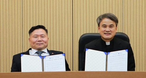 6일 협약서 서명 후 한국장애인고용공단 조향현 이사장과 가톨릭대학교 원종철 총장이 기념사진을 촬영하고 있다. ©한국장애인고용공단