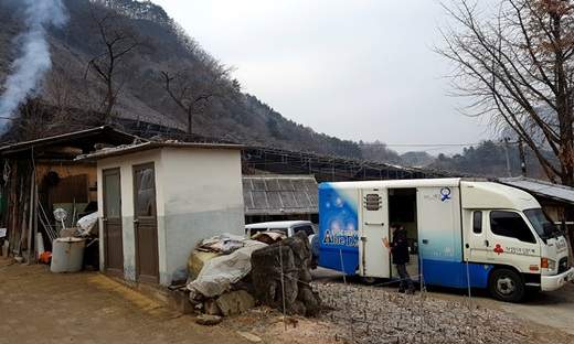 에이블복지재단 의족수리지원 차량이 산간오지에 거주하는 절단장애인의 집을 직접 방문해 서비스를 제공한다. ⓒ에이블복지재단