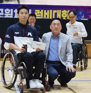 ‘제14회 구미컵 전국휠체어럭비대회’ 최우수선수상을 수상한 구미 슈퍼아틀라스 김준규 선수. ©구미시장애인체육관