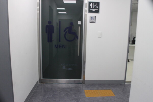 1층 출입문은 남녀비장애인화장실의 경우 손이 불편하거나 휠체어를 사용하는 장애인이 이용하기,힘든,여닫이 출입문이다.
