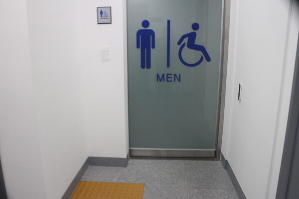 강북구 수유보건지소 2층-5층 남녀비장애인화장실 출입문은 손이 불편하거나 휠체어를 사용하는 장애인이 이용하기 편한 터치식자동문이다. ©박종태