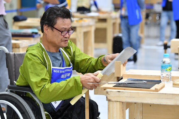 21일 경주화백컨벤션센터에서 열린 제40회 전국장애인기능경기대회에서 목공예 직종에 출전한 선수가 숨죽이며 작품을 만들고 있다. ©한국장애인고용공단