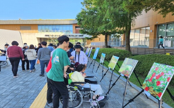 지난 5일 순천만국제정원박람회 서문 습지센터공연장 주위에 전시된 장애인표준사업장 ㈜아트림 발달장애인 화가 미술작품들. ©전남발달장애인훈련센터