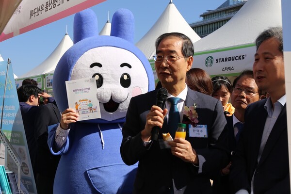 지난 5일 ‘2023 리스타트잡페어’ 한국장애인개발원 부스에 방문 중증장애인생산품 쿠키를 맛보고 있는 한덕수 국무총리(사진 가운데). ©한국장애인개발원