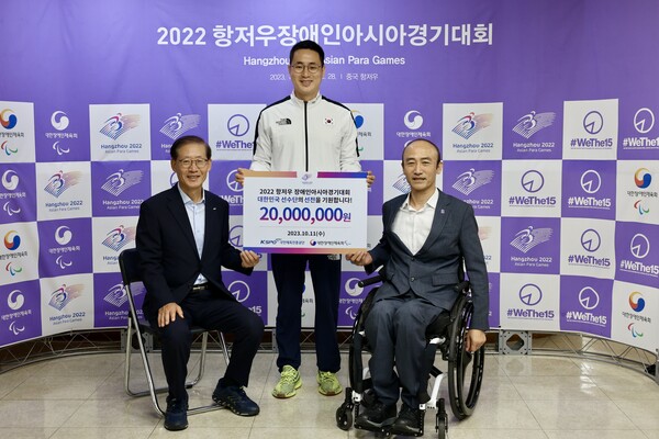 11일 대한장애인체육회 ‘2022 항저우 장애인아시아경기대회’ 선전기원 격려금 전달식에서 참석한 인사들이 기념촬영을 하고 있다. 사진 왼쪽부터 조현재 국민체육진흥공단 이사장, 김상열 휠체어농구 국가대표 주장, 정진완 대한장애인체육회 회장. ©대한장애인체육회