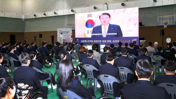 23일 대한장애인체육회 이천선수촌에 열린 2022 항저우 장애인아시아경기대회 대한민국 선수단 결단식에 윤석열 대통령이 격려영상을 통해 국가대표 선수들을 응원했다.ⓒ대한장애인체육회