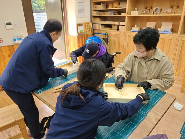 13일 나눔목공소에서 한뜻일터 이용 장애인이 목공 체험을 하고 있다. ©한국장애인고용공단 경기북부지사