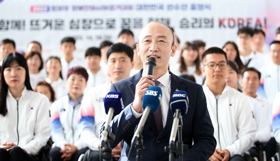 16일 인천국제공항 제1터미널에서 열린 2022 항저우 장애인아시아경기대회 대한민국 선수단 출영식에서 대한장애인체육회 정진완 회장이 격려사를 하고 있다. ⓒ대한장애인체육회