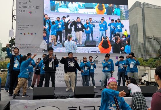 19일 오후 2시 서울 청계광장에서 열린 ‘제10회 한국피플퍼스트대회’에서 문화공연 하는 발달장애인들. ©한국피플퍼스트