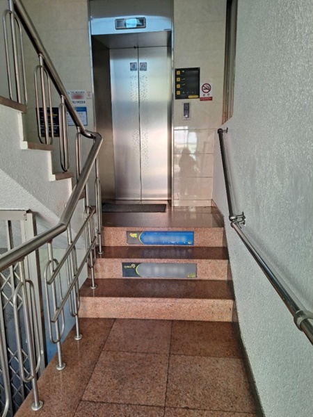 엘리베이터가 계단 위에 있는 건물. ⓒ이복남