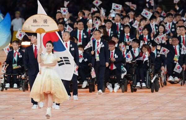 22일 중국 항저우 올림픽스포츠센터 스타디움에서 열린 ‘2022 항저우 장애인아시아경기대회(APG)’ 개막식에서 44개국 중 15번째로 입장하고 있는 대한민국 선수단. ©대한장애인체육회