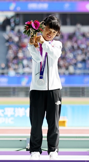 ‘2022 항저우 장애인아시아경기대회(APG)’ 육상 여자 T36 200m 은메달을 목에 건 전민재. ©대한장애인체육회