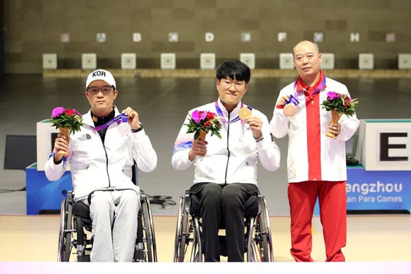 23일 중국 항저우 푸양 인후 스포츠센터에서 열린 ‘2022 항저우 장애인아시아경기대회’ 사격 R1(SH1 남자 10ｍ 공기소총 입사)에서 금메달을 획득한 이장호 선수와 은메달을 획득한 박진호 선수의 시상식 모습. ⓒ대한장애인체육회