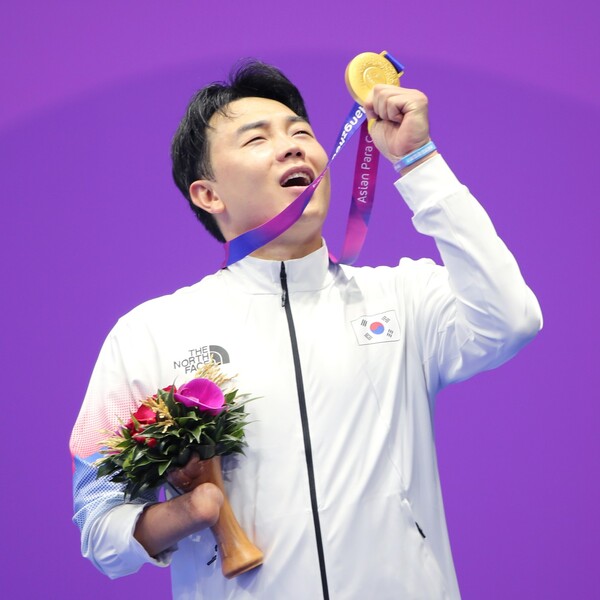25일 ‘2022 항저우 장애인아시아경기대회(APG)’ 남자 K44 겨루기 80㎏ 이하급 금메달을 목에 건 주정훈. ©대한장애인체육회